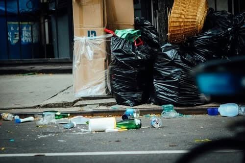 Lixo na Rua: A Fatura Sanitária da Caça à “Volta”